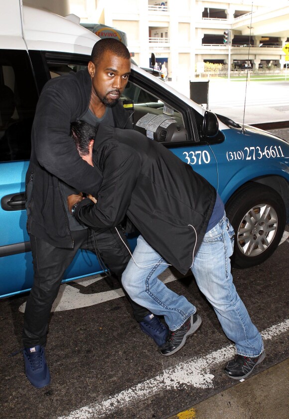 Altercation entre Kanye West et le paparazzi Daniel Ramos à LAX, Los Angeles. Le 19 juillet 2013.