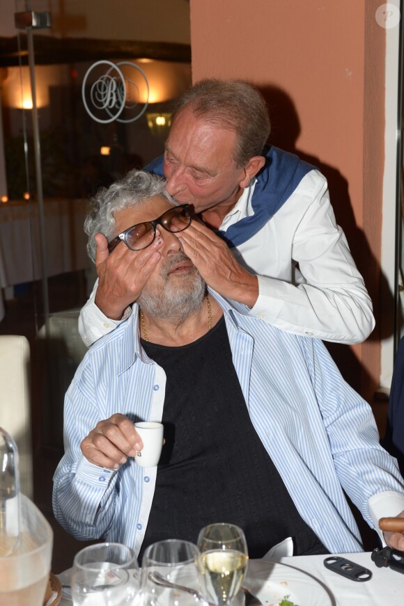 Bertrand Delanoë et Enrico Macias au restaurant La Bouillabaisse à Saint-Tropez, à l'occasion d'un dîner organisé par Marcel Campion, le 6 août 2014.