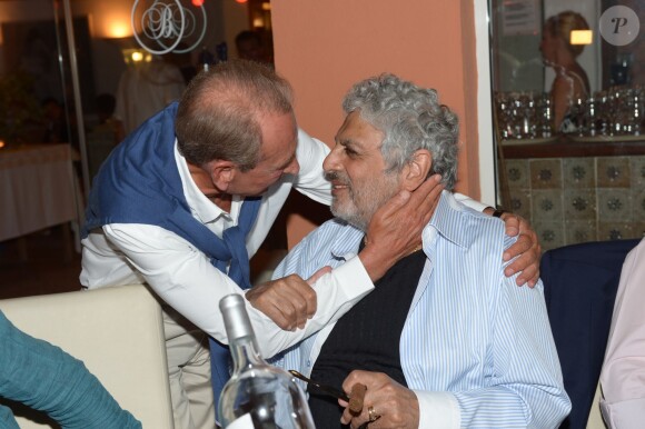 Bertrand Delanoë et Enrico Macias au restaurant La Bouillabaisse à Saint-Tropez, à l'occasion d'un dîner organisé par Marcel Campion, le 6 août 2014.
