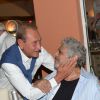Bertrand Delanoë et Enrico Macias au restaurant La Bouillabaisse à Saint-Tropez, à l'occasion d'un dîner organisé par Marcel Campion, le 6 août 2014.
