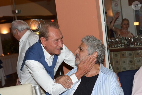 Bertrand Delanoë et Enrico Macias au restaurant La Bouillabaisse à Saint-Tropez, à l'occasion d'un dîner organisé par Marcel Campion, le 6 août 2014.