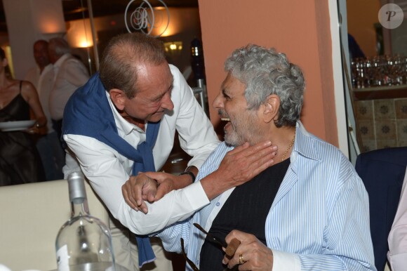 Bertrand Delanoë et Enrico Macias au restaurant La Bouillabaisse à Saint-Tropez, à l'occasion d'un dîner organisé par Marcel Campion, le 6 août 2014.