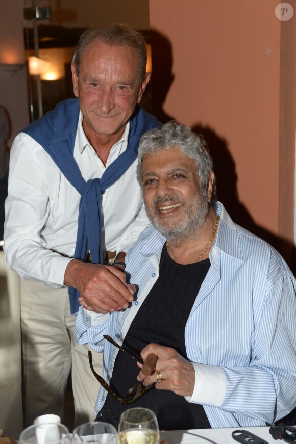 Bertrand Delanoë et Enrico Macias au restaurant La Bouillabaisse à Saint-Tropez, à l'occasion d'un dîner organisé par Marcel Campion, le 6 août 2014.
