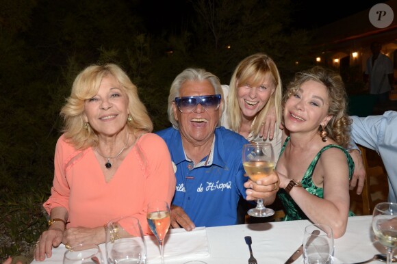 Michou, Grace de Capitani, Nicoletta et Chantal Ladesou au restaurant La Bouillabaisse à Saint-Tropez, à l'occasion d'un dîner organisé par Marcel Campion, le 6 août 2014.