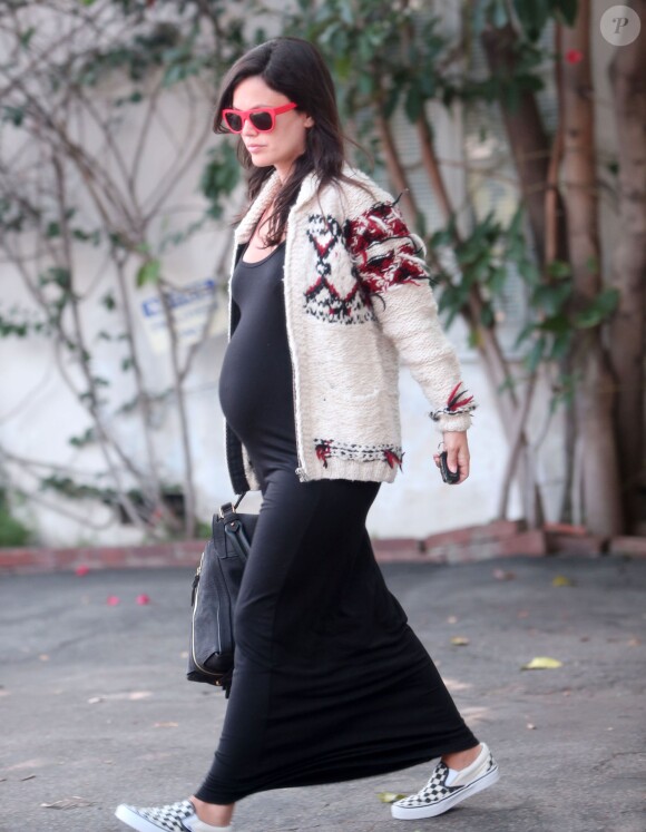 Exclusif - Rachel Bilson, enceinte, affiche son baby bump dans les rues de Sherman Oaks, le 7 août 2014.