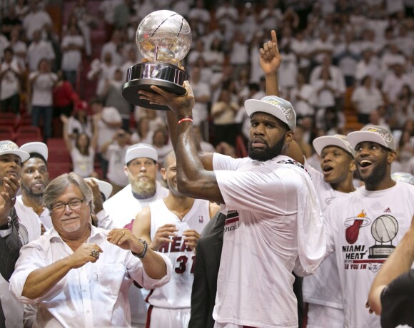 Greg Oden après la finale de conférence entre le Heat de Miami et les Indiana Pacers le 30 mai 2014. Le 8 août 2014, le pivot a été arrêté et écroué après avoir frappé son ex-compagne.