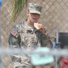 Kristen Stewart, dans son costume de soldat, sur le tournage de Camp X-Ray le 18 juillet 2013