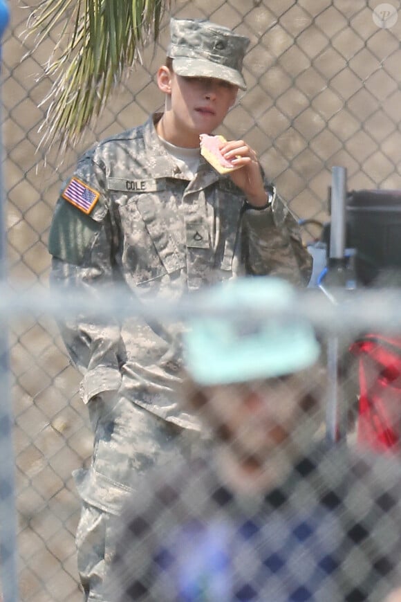 Kristen Stewart, dans son costume de soldat, sur le tournage de Camp X-Ray le 18 juillet 2013