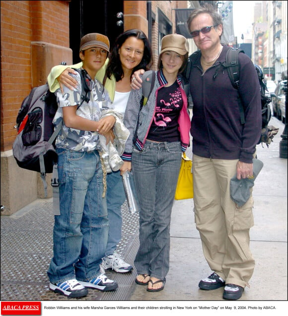 Robin Williams avec sa femme Marsha Garces Williams et leurs enfants à New York le 9 mai 2004