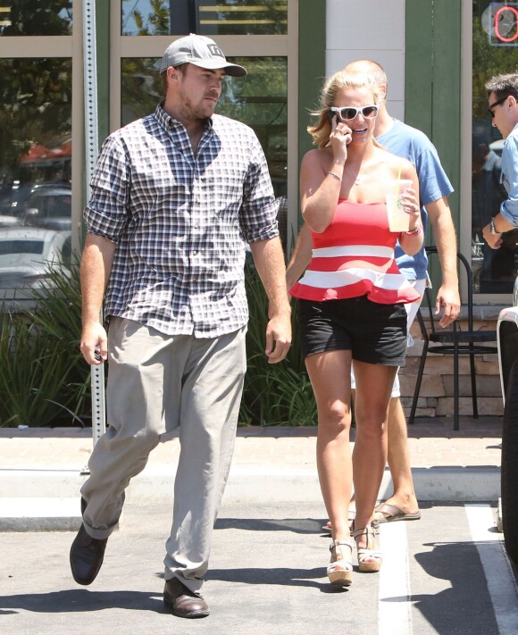 Britney Spears et son petit-ami David Lucado vont déjeuner au restaurant à Agoura Hills, le 11 août 2014. 