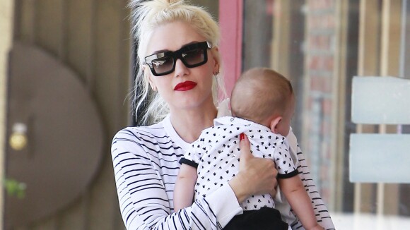 Gwen Stefani chouchoute son petit Apollo après ses vacances européennes