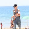 Gwen Stefani et Apollo Rossdale - Gwen Stefani est avec ses fils sur la plage de New Beach, le 10 août 2014.