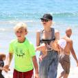 Gwen Stefani et Apollo Rossdale - Gwen Stefani est avec ses fils sur la plage de New Beach, le 10 août 2014.