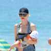 Gwen Stefani et Apollo Rossdale - Gwen Stefani est avec ses fils sur la plage de New Beach, le 10 août 2014.