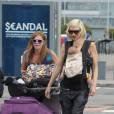 Gwen Stefani et son fils Apollo Rossdale vont prendre un avion à l'aéroport Heathrow près de Londres, le 5 août 2014.