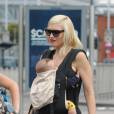Gwen Stefani et son fils Apollo Rossdale vont prendre un avion à l'aéroport Heathrow près de Londres, le 5 août 2014.