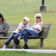 Gwen Stefani, son mari Gavin Rossdale et 2 de leurs fils Kingston et Apollo Rossdale profitent du soleil lors d'une promenade dans un parc à Londres, le 2 août 2014.