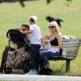 Gwen Stefani, son mari Gavin Rossdale et 2 de leurs fils Kingston et Apollo Rossdale profitent du soleil lors d'une promenade dans un parc à Londres, le 2 août 2014.