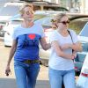 Melanie Griffith va se faire faire une manucure avec sa fille Stella Banderas à Los Angeles, le 12 août 2014. L'actrice a récemment déclaré dans une interview qu'elle était très heureuse depuis sa séparation avec son mari Antonio. 