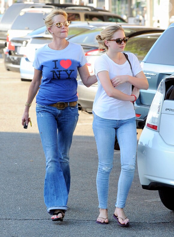 Melanie Griffith avec sa fille Stella Banderas dans les rues de Los Angeles, le 12 août 2014. 