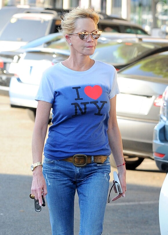 Melanie Griffith va se faire faire une manucure avec sa fille Stella Banderas à Los Angeles, le 12 août 2014. L'actrice a récemment déclaré dans une interview qu'elle était très heureuse depuis sa séparation avec son mari Antonio.