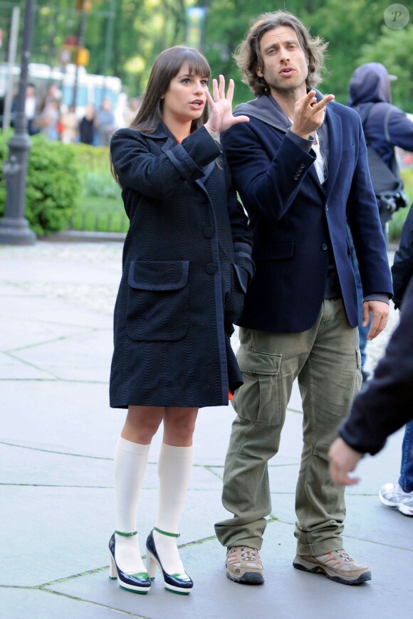 L'actrice Lea Michele sur le tournage de la série Glee à New York avec le producteur Brad Falchuk le 6 mai 2012