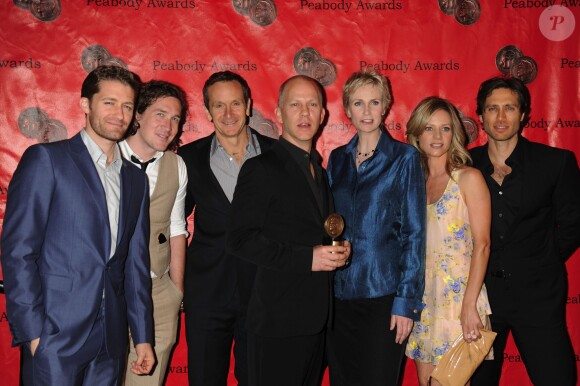 Matthew Morrison, Ian Brennan, Ryan Murphy, Jane Lynch, Jessalyn Gilsig et Brad Falchuk (à droite) lors des 69th Annual George Foster Peabody Awards à New York le 17 mai 2010