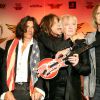 Joey Kramer, Joe Perry, Steven Tyler, Brad Whitford, Tom Hamilton au lancement du Guitar Hero spécial Aerosmith en juin 2008 à New York