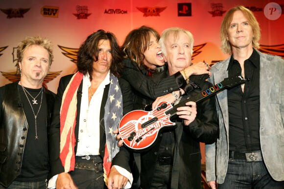 Joey Kramer, Joe Perry, Steven Tyler, Brad Whitford, Tom Hamilton au lancement du Guitar Hero spécial Aerosmith en juin 2008 à New York