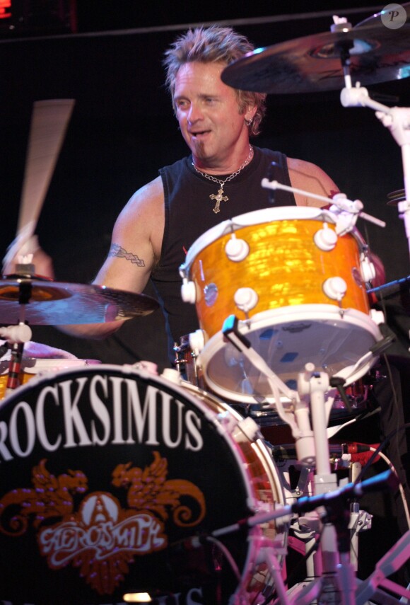 Joey Kramer d'Aerosmith en concert en 2003