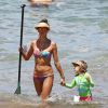 Alessandra Ambrosio et sa fille Anja profitent de la plage à Maui. Hawaï, le 15 août 2014.