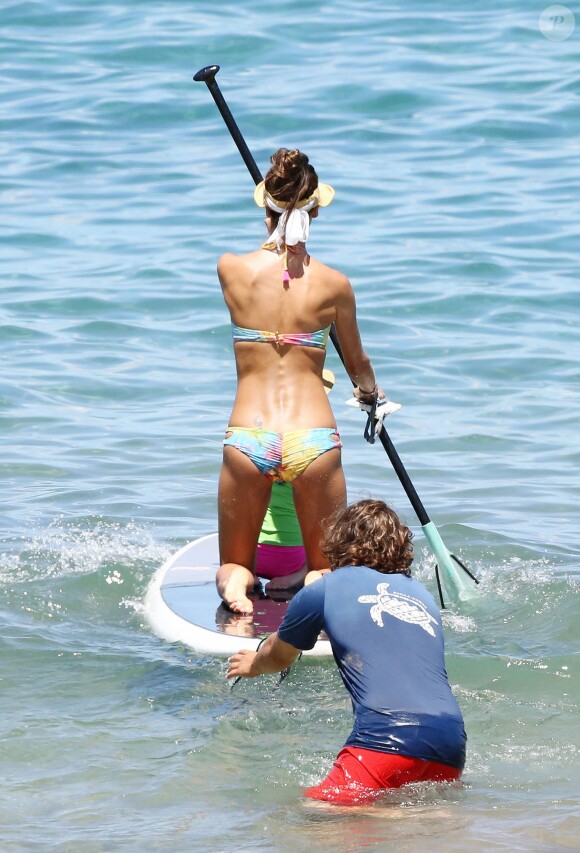 Alessandra Ambrosio et sa fille Anja démarrent leur promenade de paddle à Maui. Hawaï, le 15 août 2014.