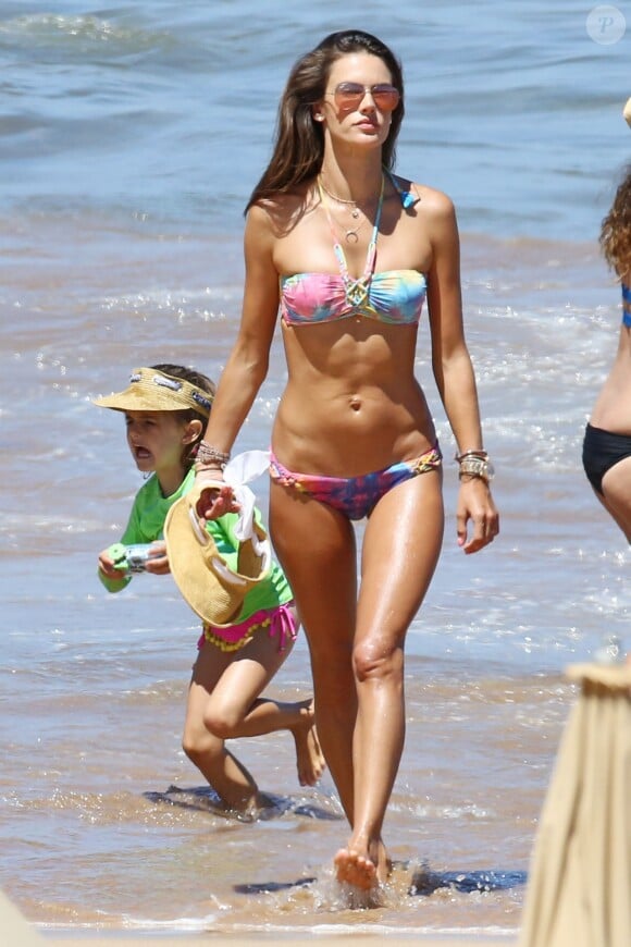 Alessandra Ambrosio, maman ultrasexy en bikini avec sa fille Anja. Maui, Hawaï, le 15 août 2014.