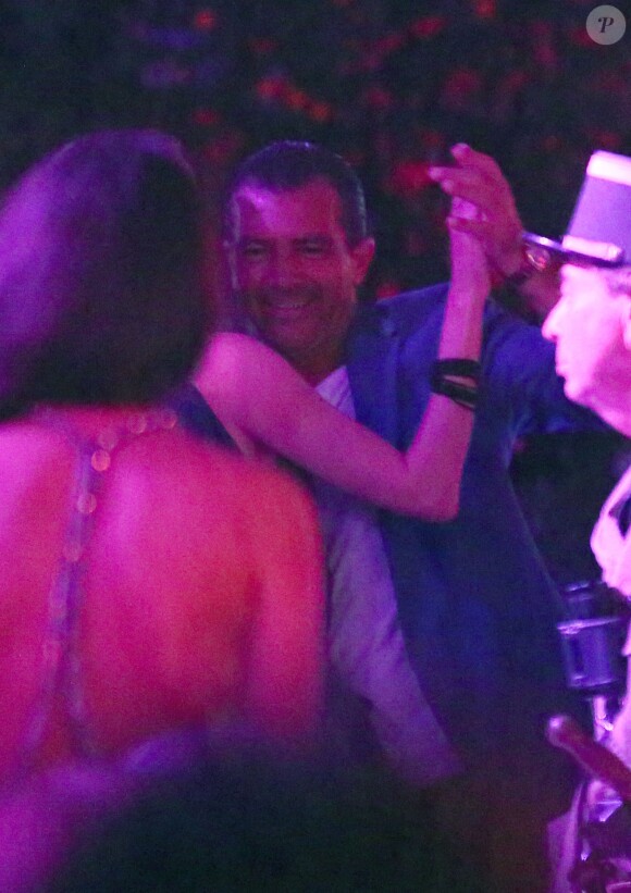 Récemment célibataire, Antonio Banderas fait la fête en compagie de ravissantes jeunes filles au restaurant "L'Opéra" à Saint-Tropez. Le 16 août 2014.