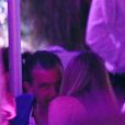  R&eacute;cemment c&eacute;libataire, Antonio Banderas s'&eacute;clate avec des jeunes filles au restaurant "L'Op&eacute;ra" &agrave; Saint-Tropez. Le 16 ao&ucirc;t 2014. 