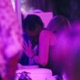  R&eacute;cemment c&eacute;libataire, Antonio Banderas s'&eacute;clate avec des jeunes filles au restaurant "L'Op&eacute;ra" &agrave; Saint-Tropez. Le 16 ao&ucirc;t 2014. 