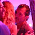  R&eacute;cemment c&eacute;libataire, Antonio Banderas s'&eacute;clate avec des jeunes filles au restaurant "L'Op&eacute;ra" &agrave; Saint-Tropez. Le 16 ao&ucirc;t 2014. 