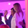 Récemment célibataire, Antonio Banderas s'éclate avec des jeunes filles au restaurant "L'Opéra" à Saint-Tropez. Le 16 août 2014.
