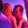 Récemment célibataire, Antonio Banderas s'éclate avec des jeunes filles au restaurant "L'Opéra" à Saint-Tropez. Le 16 août 2014.