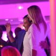 Antonio Banderas profite de son célibat. L'acteur s'éclate avec des jeunes filles au restaurant "L'Opéra" à Saint-Tropez. Le 16 août 2014.