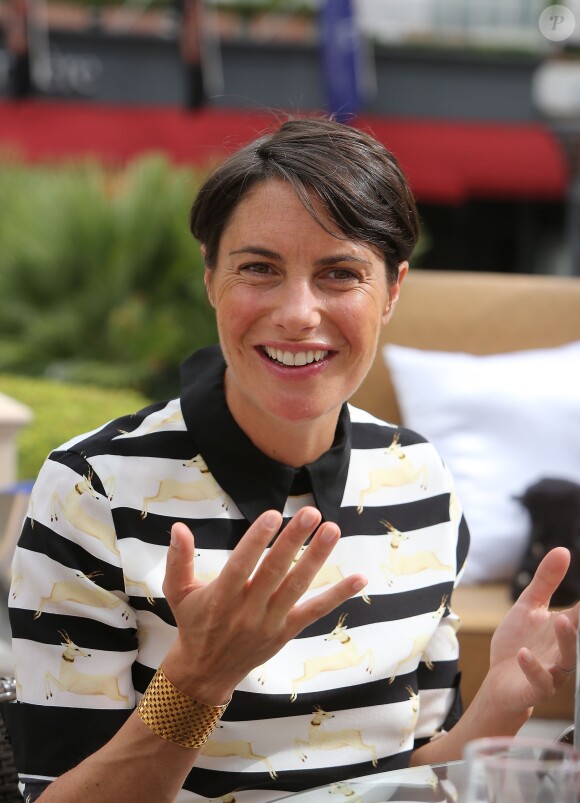 Alessandra Sublet pose sur la plage du Majestic à Cannes, lors du 67e Festival de Cannes, le 22 mai 2014.