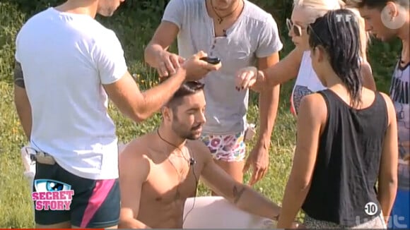 Le beau gosse Steph fête sa nomination en se faisant raser la tête, le 18 août 2014 dans Secret Story 8 sur TF1.
