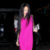 Rihanna, habillée d'une robe violette Helmut Lang et de souliers Christian Louboutin, se rend au Butter Restaurant dans le quartier de Midtown, à New York. Le 18 août 2014.