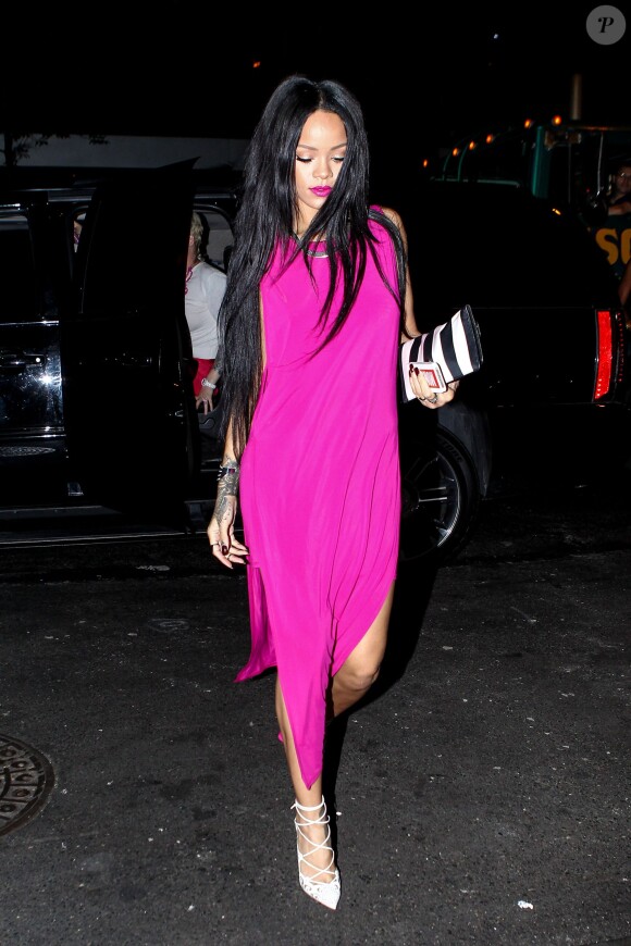 Rihanna, habillée d'une robe violette Helmut Lang et de souliers Christian Louboutin, se rend au Butter Restaurant dans le quartier de Midtown, à New York. Le 18 août 2014.