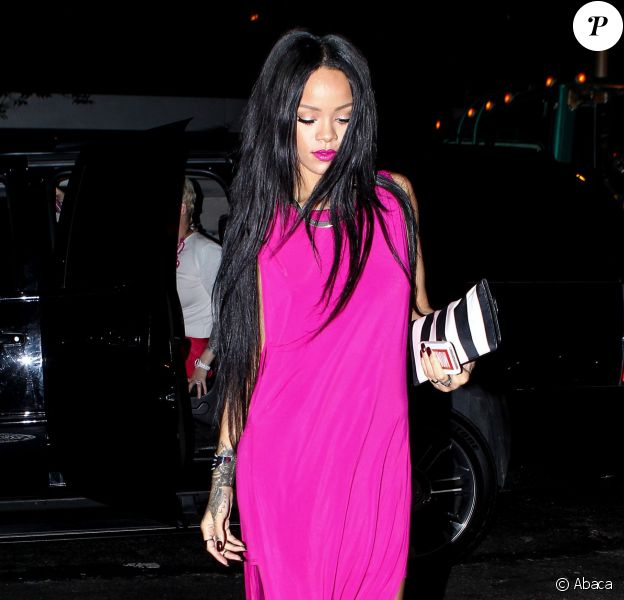 Rihanna, habillée d'une robe violette Helmut Lang et de souliers Christian Louboutin, se rend au Butter Restaurant dans le quartier de Midtown, à New York. Le 18 août 2014.