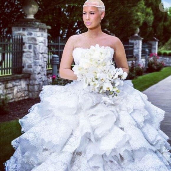 Amber Rose en robe de mariée lors de ses noces avec Wiz Khalifa. Le 18 août 2013.