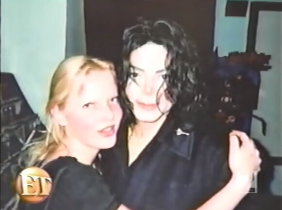 Joanna Thomae pose avec Michael Jackson (image extrait de l'émission Entertainment Tonight).