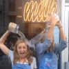 Karlie Kloss réalise le Ice Bucket Challenge devant une patisserie new-yorkaise