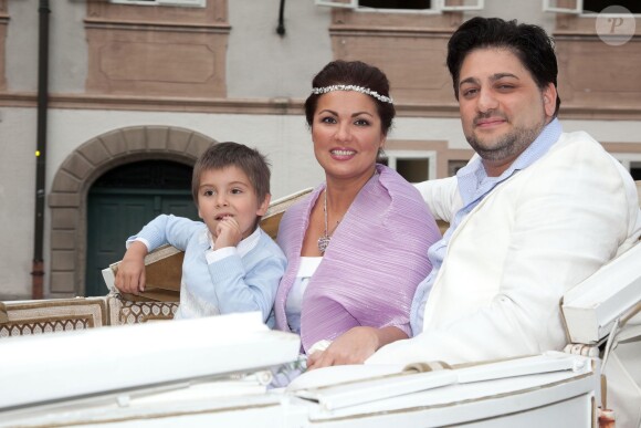 La soprano russe Anna Netrebko a fêté ses fiançailles avec le ténor azerbaïdjanais Yusif Eyvazov, en présence de son fils Tiago (5 ans), le 19 août 2014 à Salzbourg, en marge de sa participation au Festival dans le rôle de Leonora pour Il Trovatore de Verdi, avec Placido Domingo.