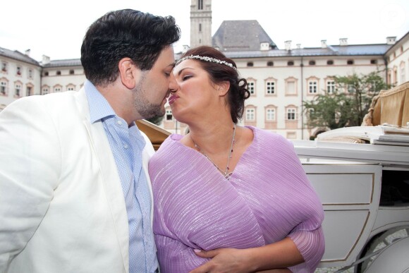 La soprano russe Anna Netrebko a fêté ses fiançailles avec le ténor azerbaïdjanais Yusif Eyvazov, en présence de son fils Tiago (5 ans), le 19 août 2014 à Salzbourg, en marge de sa participation au Festival dans le rôle de Leonora pour Il Trovatore de Verdi, avec Placido Domingo.